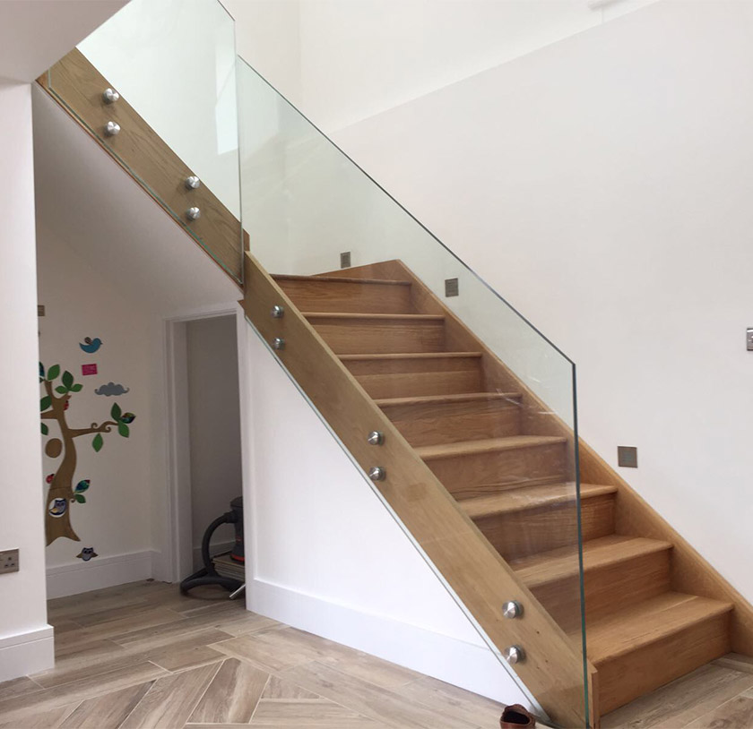 Single sheet glass balustrade for wooden staircase