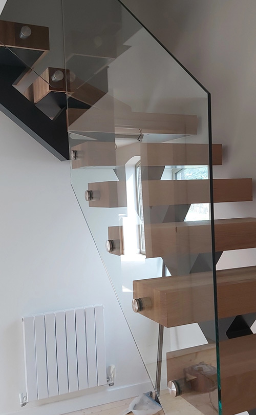 Frameless single sheet glass staircase banister