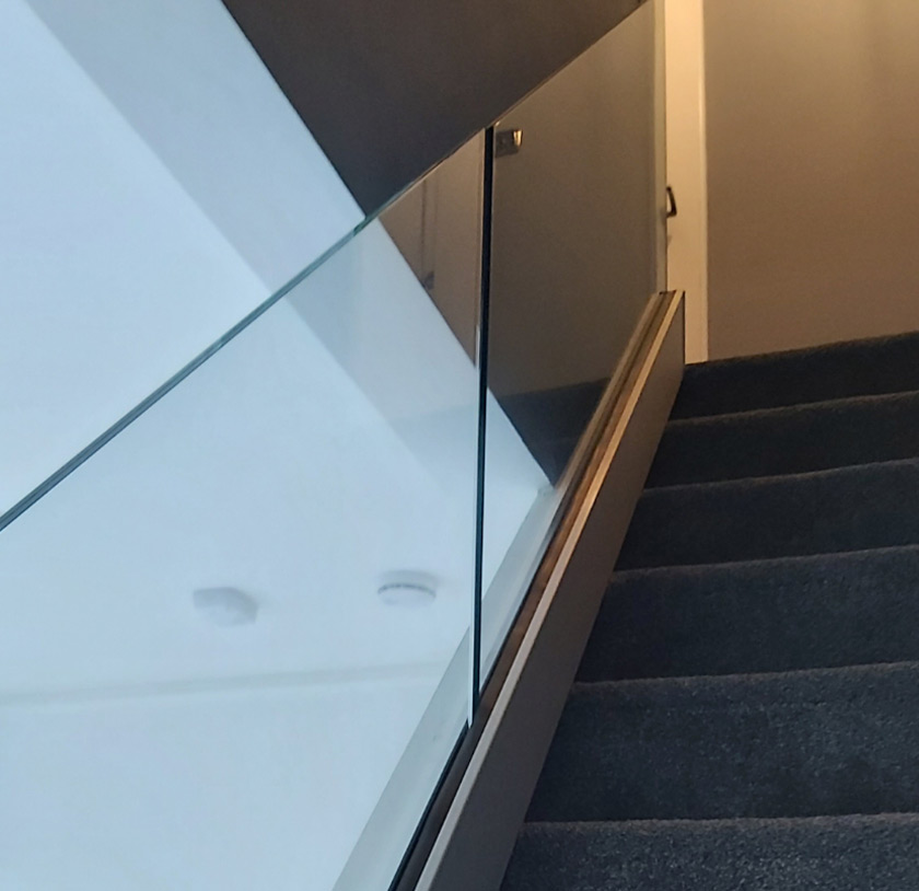 Glass balustrade for staircase