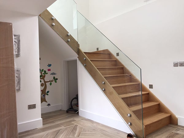 Single sheet glass balustrade for wooden staircase